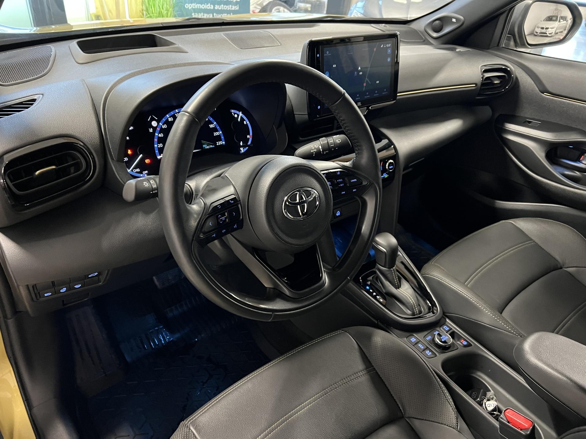 Toyota Yaris Cross 1,5 Hybrid AWD-i Premiere Edition ** Navi | JBL | HUD | Lasikatto | Kamera | LED | Nahat full