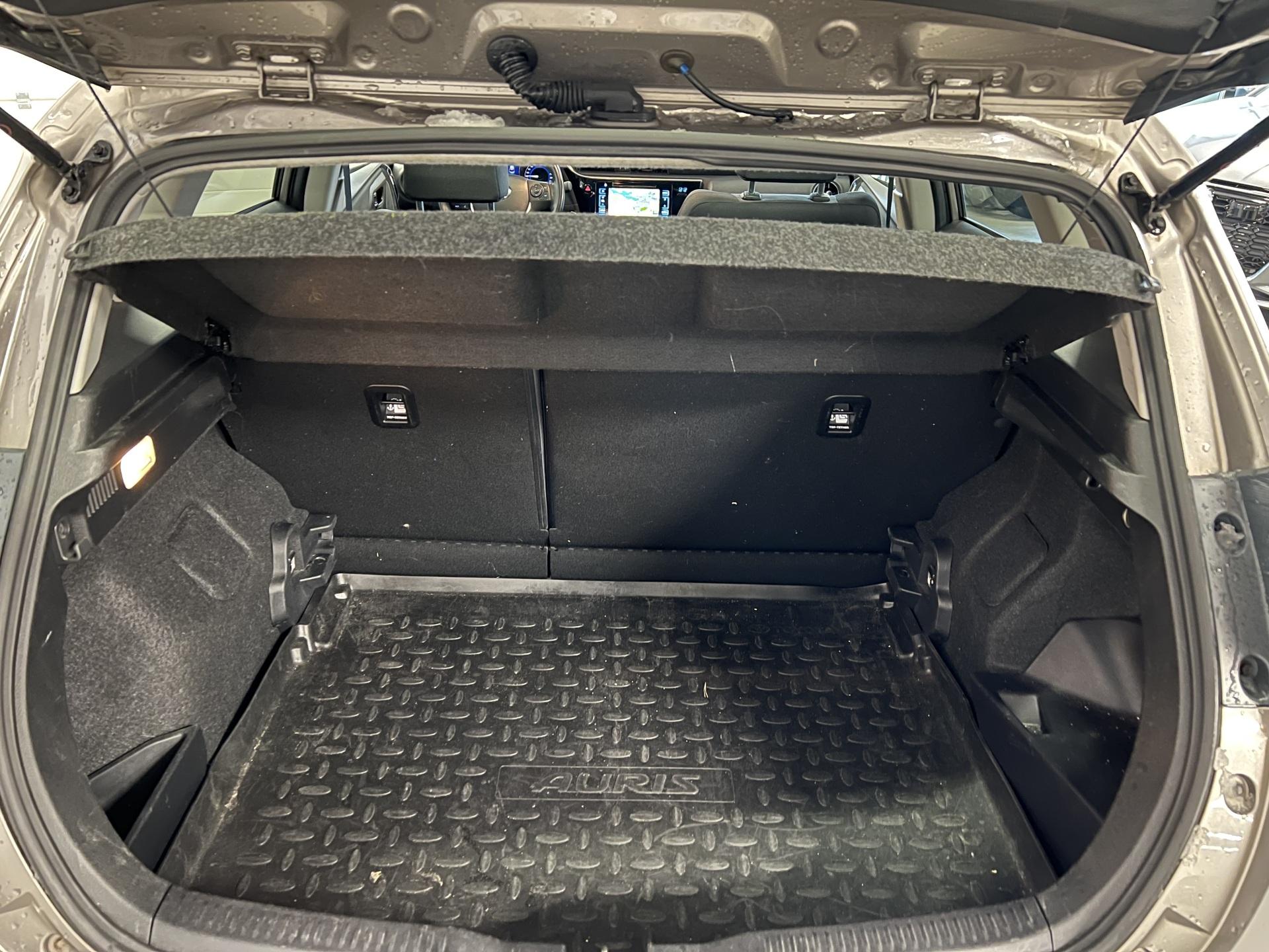Toyota Auris 1,8 Hybrid Style ** Panorama | Led | Lohkolämmitin | P.kamera | Navi ** full