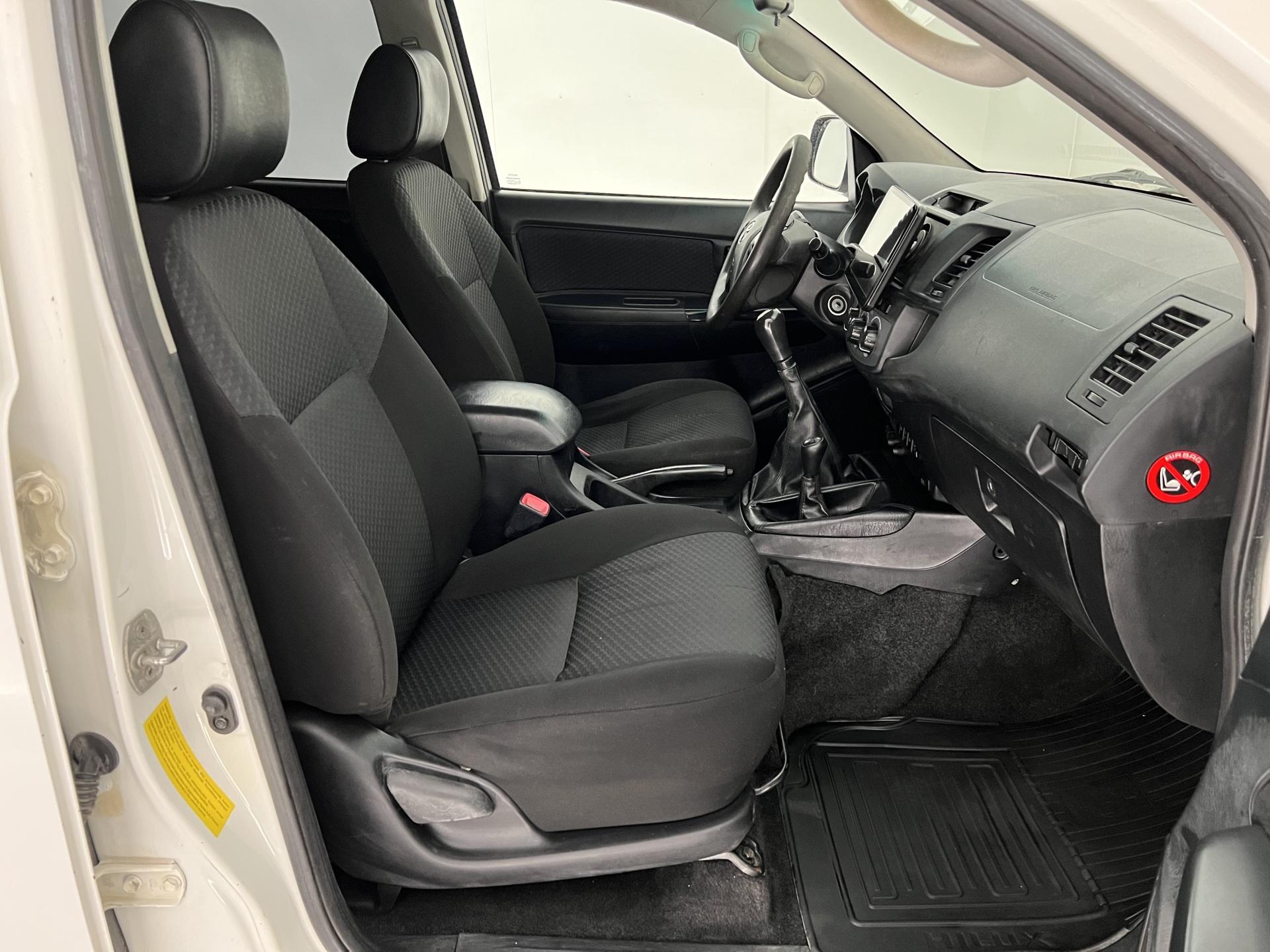 Toyota Hilux Double Cab 2,5 D-4D 144 4WD Life 5p ** Alv-vähennyskelpoinen | 2x renkaat | Koukku | Lohkolämmitin full